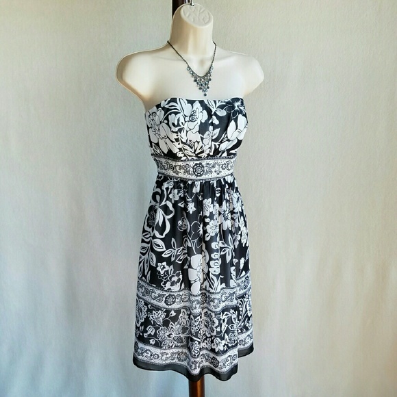 White House Black Market Dresses & Skirts - White House Black Market strapless dress