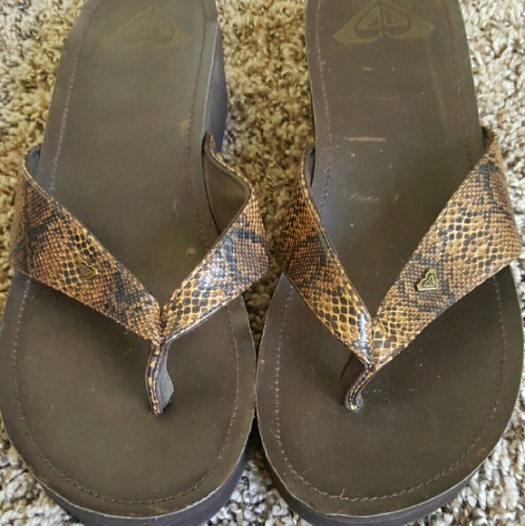 Snake print brown Roxy flip flops