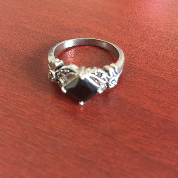 Black ring - Picture 2 of 2