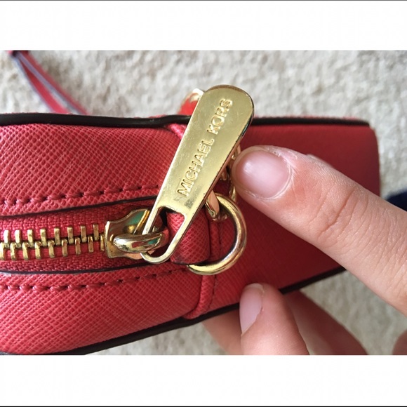 Michael Kors Large Saffiano Leather Crossbody! - Picture 2 of 4