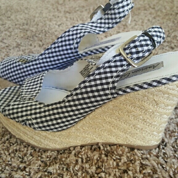 American Eagle ck/white wedges