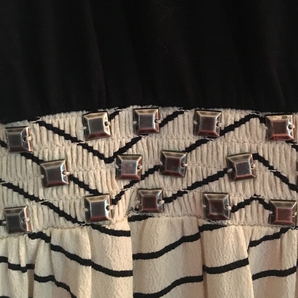 White and black urban outfitters dress - Picture 3 of 4