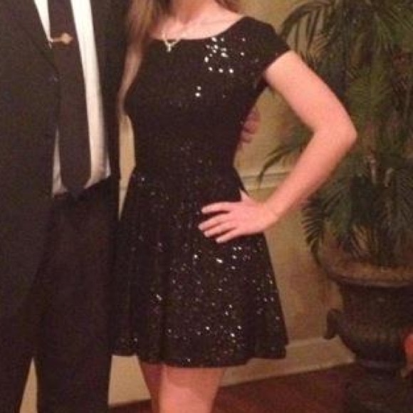 Black Sequin dress - Picture 3 of 3