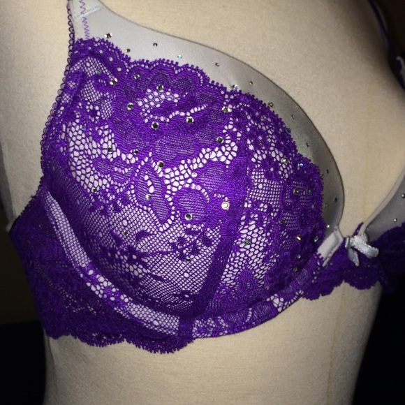 It is too small. wore it once - Picture 2 of 4