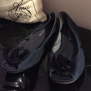 American Eagle stretch flats