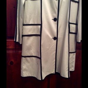 WATERPROOF TRENCH COAT. SMART AND FLATTERING. NWOT