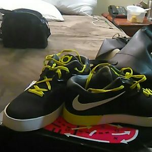 Boys/woman's Nike tennis shoes