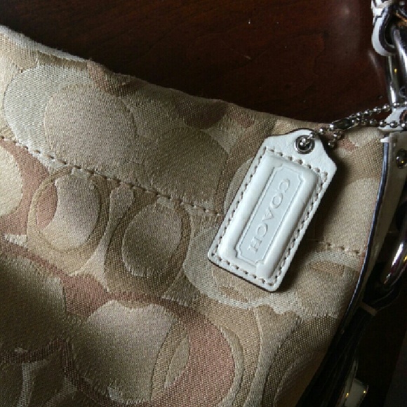 Signature Coach Carly Purse - Picture 2 of 4
