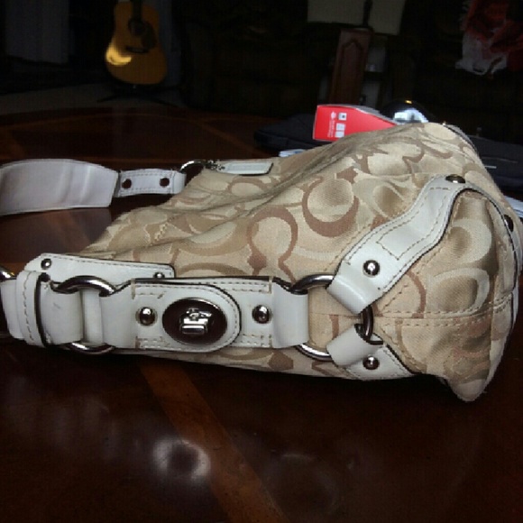 Signature Coach Carly Purse - Picture 3 of 4