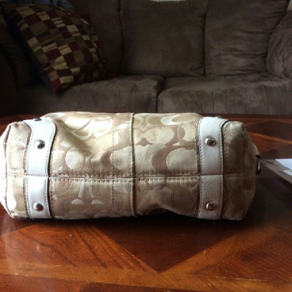 Signature Coach Carly Purse - Picture 4 of 4