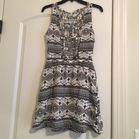 H&M black and white printed dress. - Picture 2 of 4