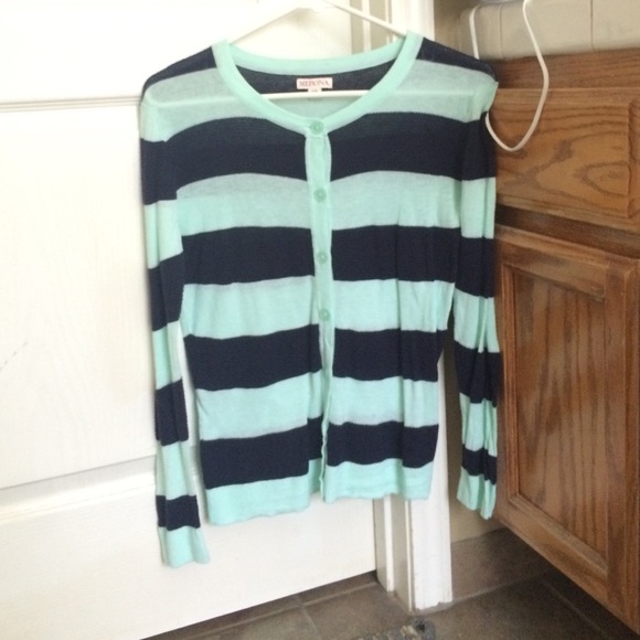 Cute light sweater/cardigan