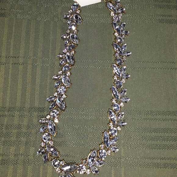 Jewelry - Clear crystal flower necklace