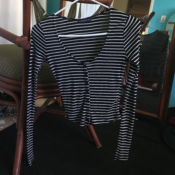 BM long sleeve cropped button shirt