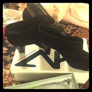 🏅HP🏅Steve Madden black booties suede