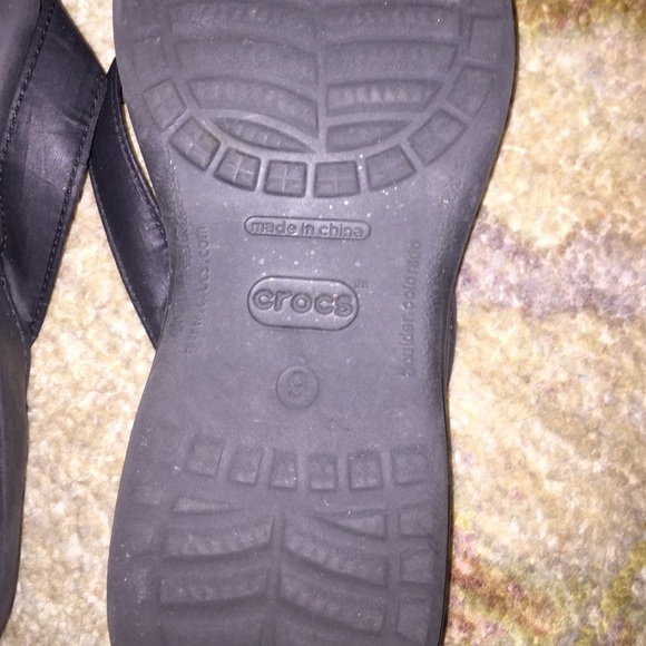 Black Crocs flip flops - Picture 2 of 2