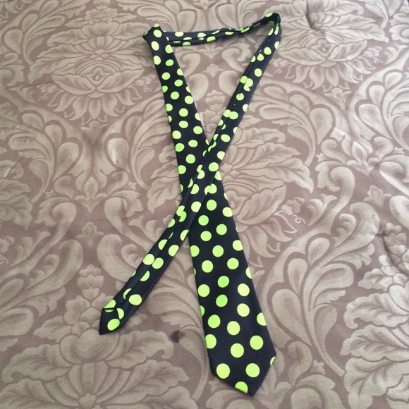Black and neon green tie💚