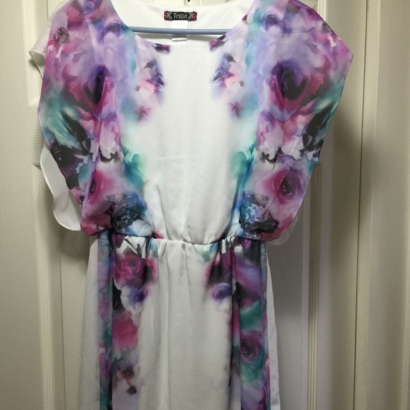 White sun dress w/ floral detail 💐