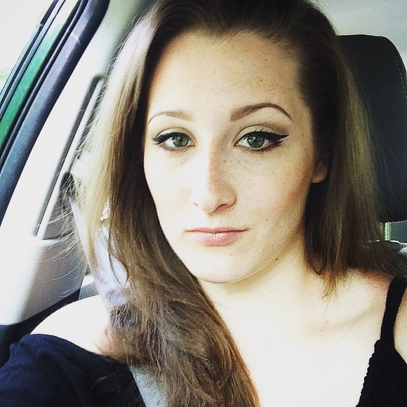 Meet your Posher, Christie - Picture 1 of 1