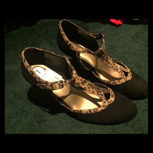 Women's black shoes