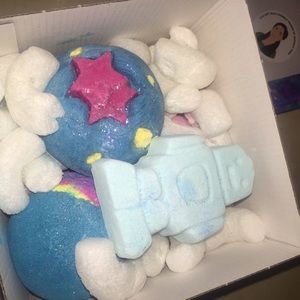 Set of 5 lush bath bombs and bubble bars!! NEW