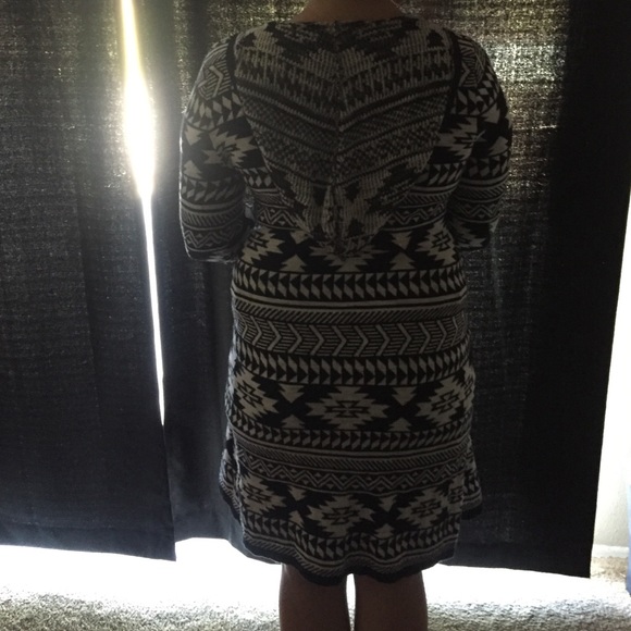 Small forever 21 long sleeve sweater - Picture 2 of 4