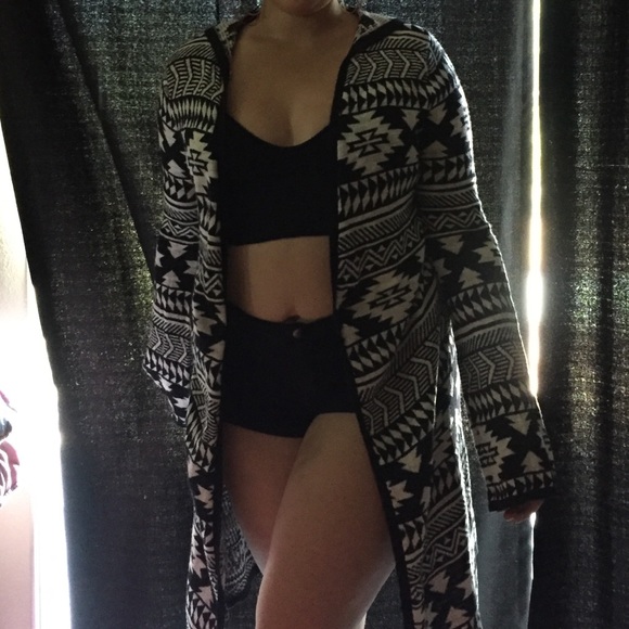 Small forever 21 long sleeve sweater - Picture 4 of 4