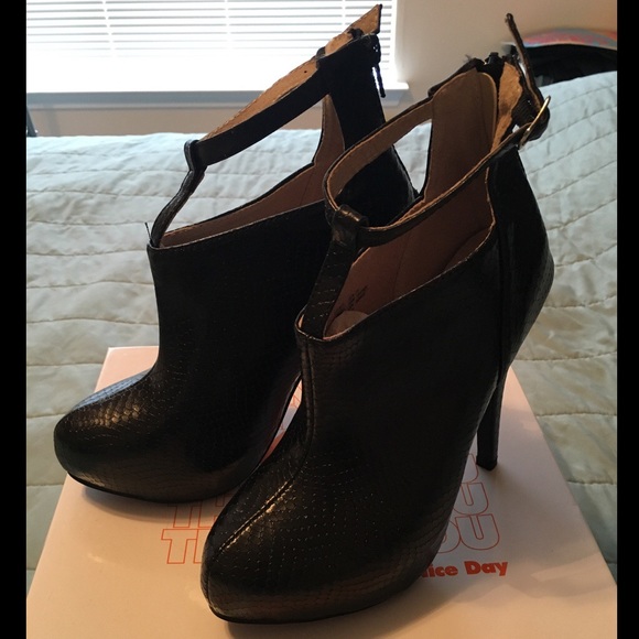 Takeout Black Platform Heels (sz 7)