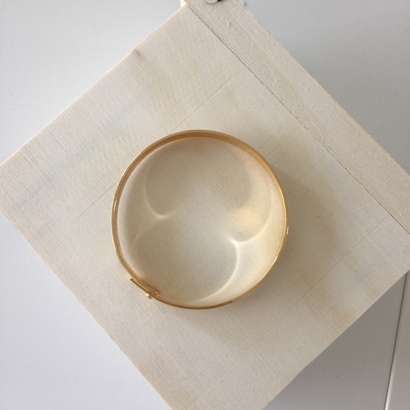 • Clasp Bangle • - Picture 2 of 4