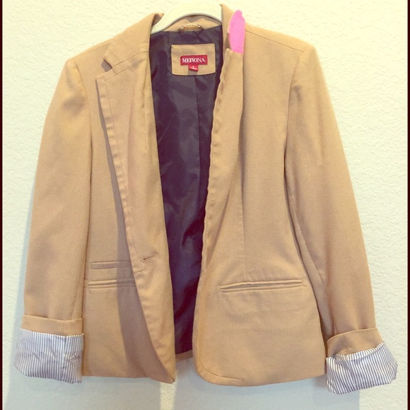 Khaki blazer with hot pink collar underneath!