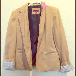Khaki blazer with hot pink collar underneath!