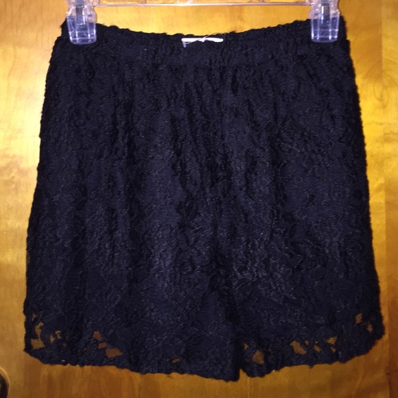 SOLD 🌸 BLACK all lace flowy shorts - Picture 2 of 3