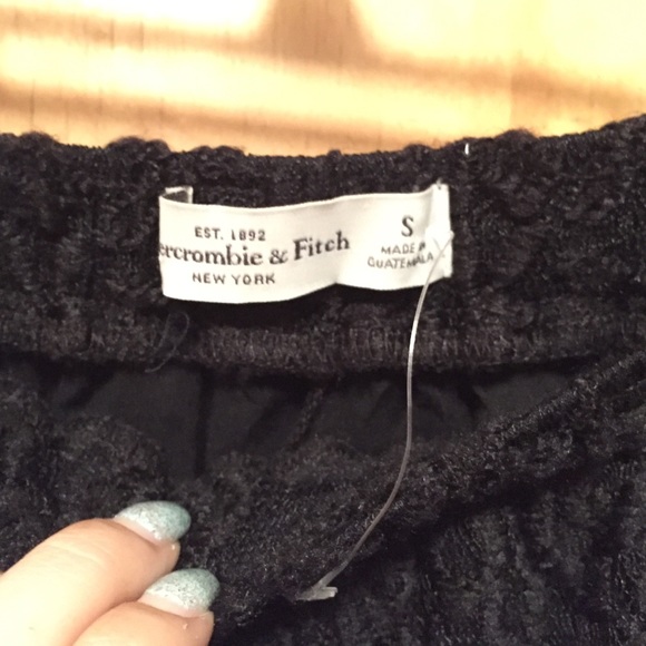 SOLD 🌸 BLACK all lace flowy shorts - Picture 3 of 3