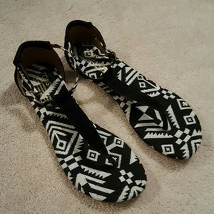 Toms  playa sandal nwot. Adorable sandals