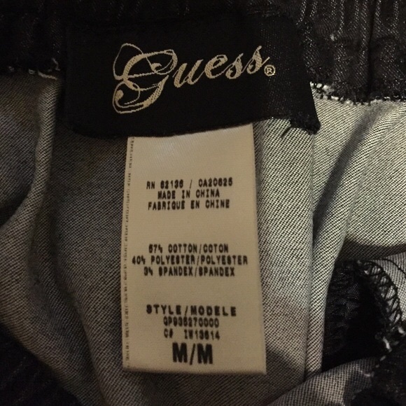 Cute Guess Mini w/ pockets - Picture 3 of 3