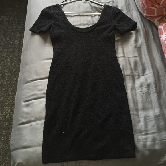 Black fitted dress with little sleeves