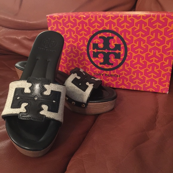 🚫SOLD🚫Tory Burch Logo Wooden Heeled Wedges - Picture 1 of 4
