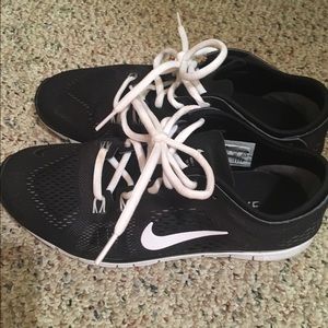 Black/White Nike Free 5.0