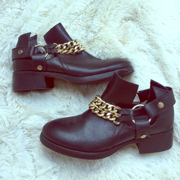 Trendy leather boots with gold chains