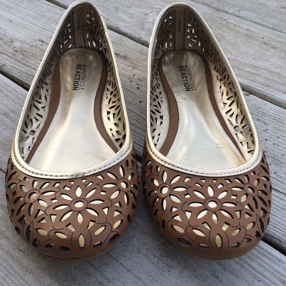 🎉HP🎉 Kenneth Cole Reaction - tan laser cut flats - Picture 3 of 4