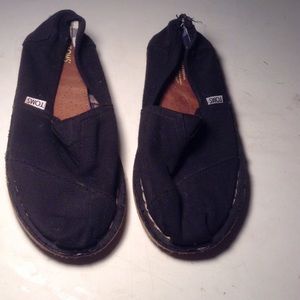 Black TOMS