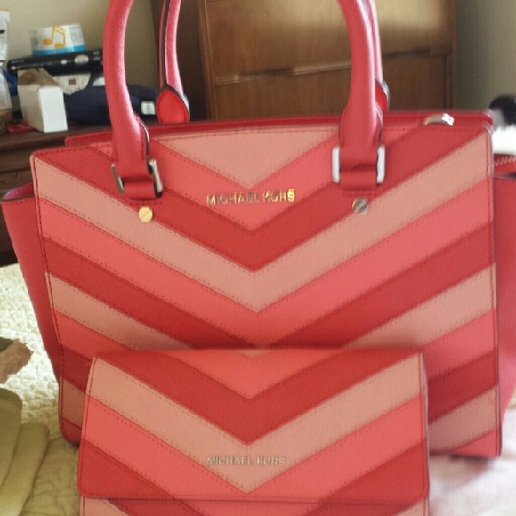 Michael Kors purse and wallet set. - Picture 1 of 6