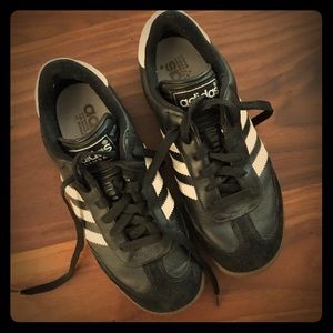 Adidas samba soccer sneakers / fits women's 6