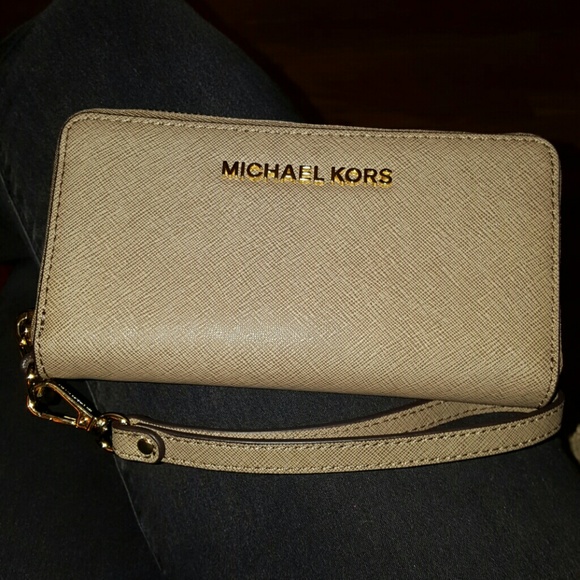 MK Wristlet.    ***NO TRADES***
