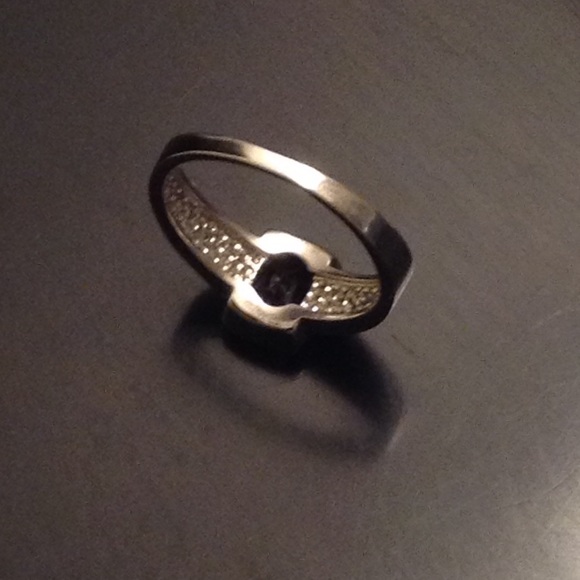 SALE: Sterling silver ring w amethyst - Picture 2 of 3