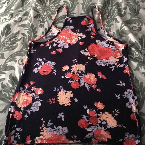 Cute flower top - Picture 2 of 2