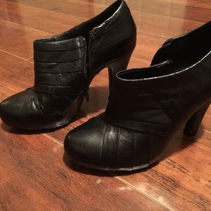 Gianni Bini black booties
