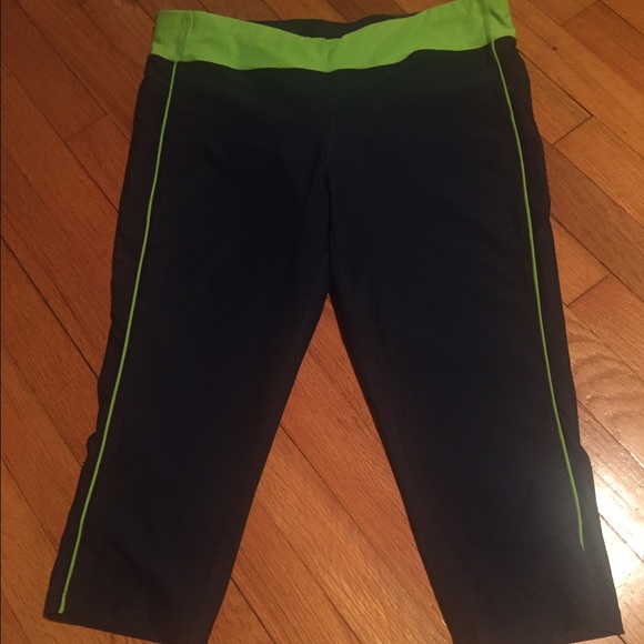 Xersion knee length yoga crop