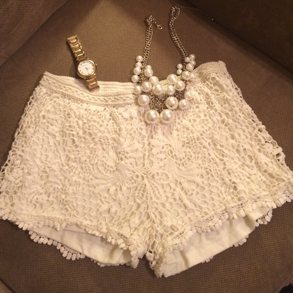 Creme colored shorts 👑