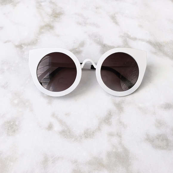 ▫️SOLD OUT▫️WHITE THICK FRAME CAT EYE SUNGLASSES - Picture 2 of 3